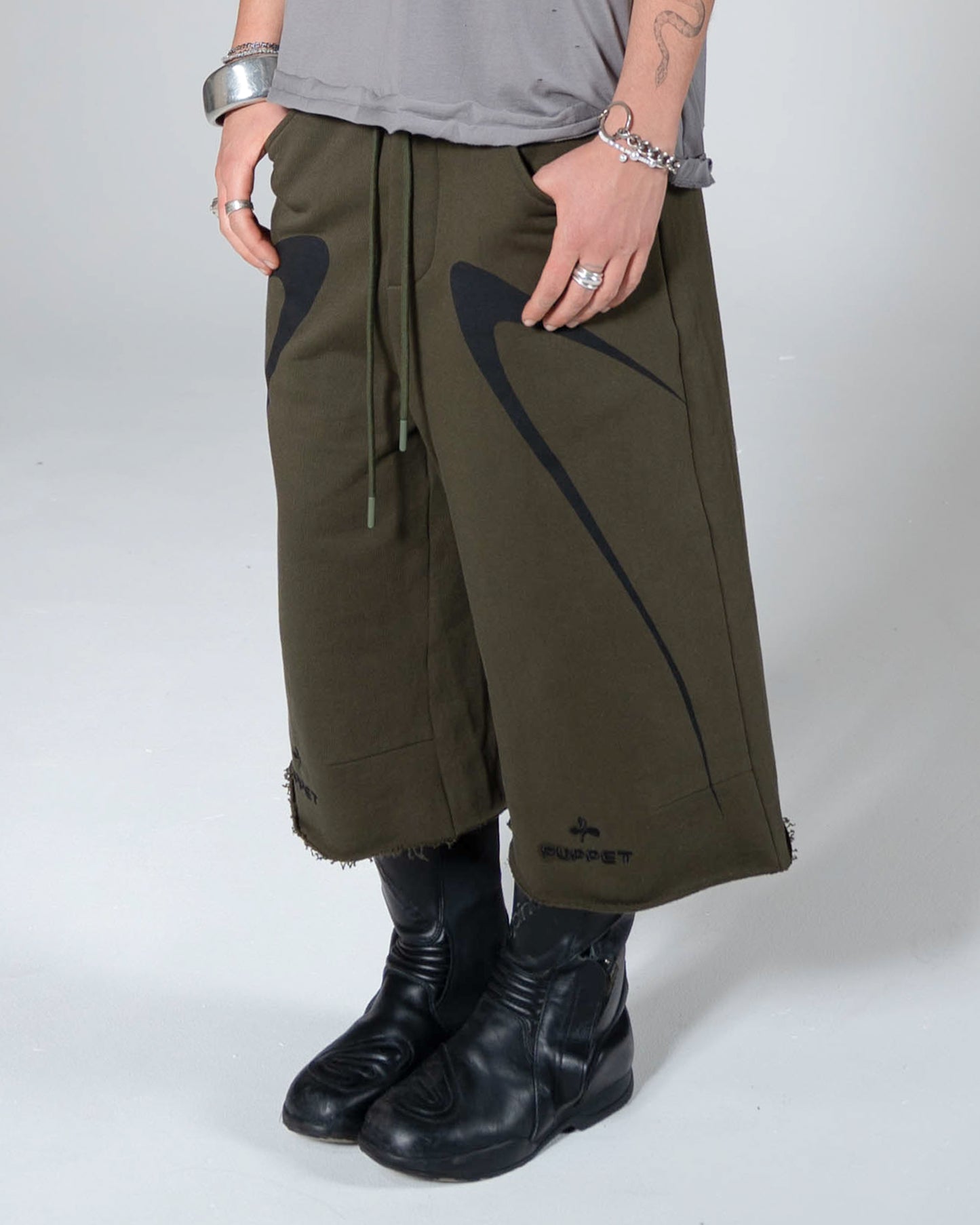 Speed Shorts in Olive - Puppet-Theater
